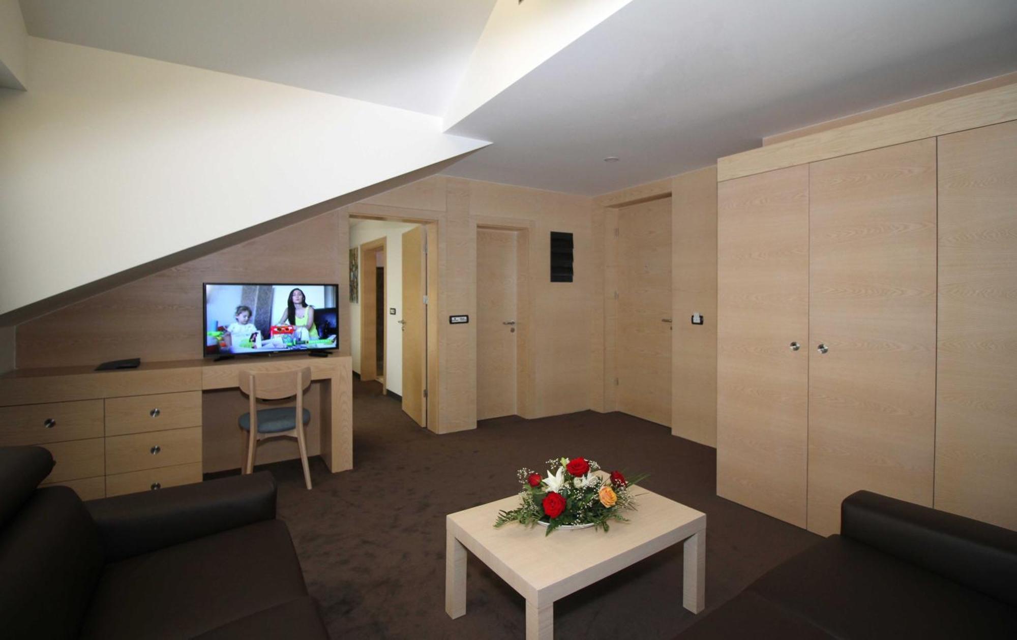 Hotel International Prishtina & Spa Priştine Oda fotoğraf