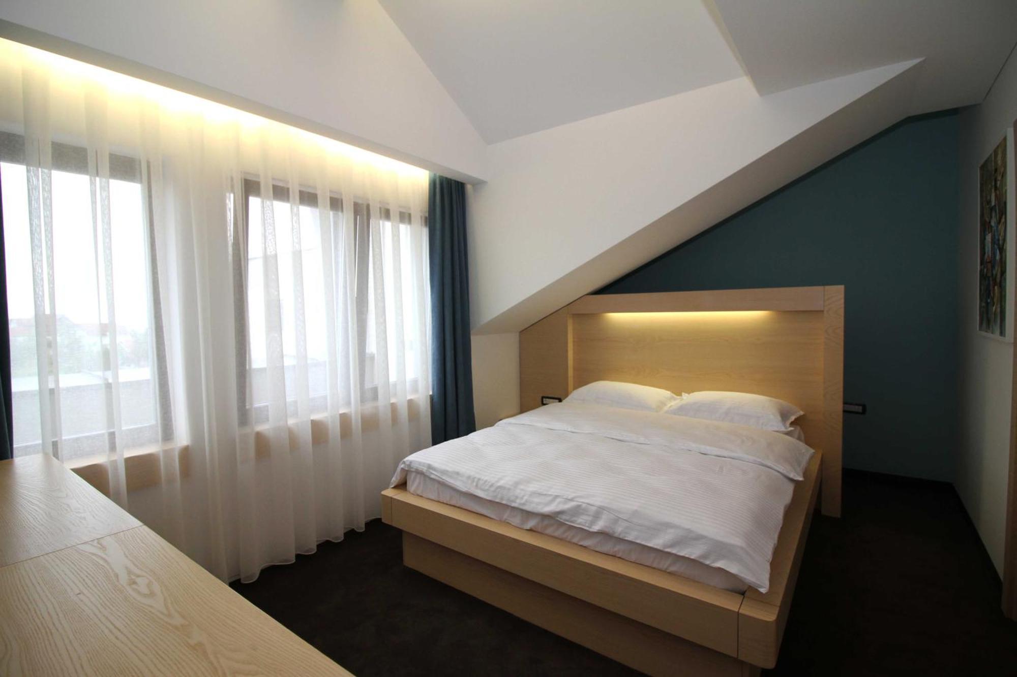 Hotel International Prishtina & Spa Priştine Oda fotoğraf